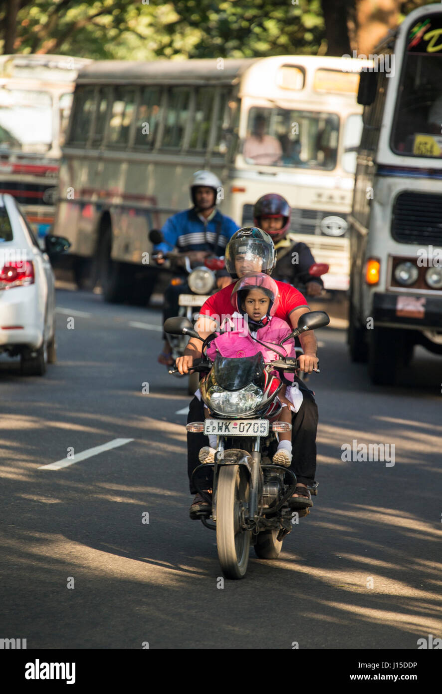 10 gennaio 2014 - il traffico sulla strada principale di Kandy (Sri Lanka) Foto Stock