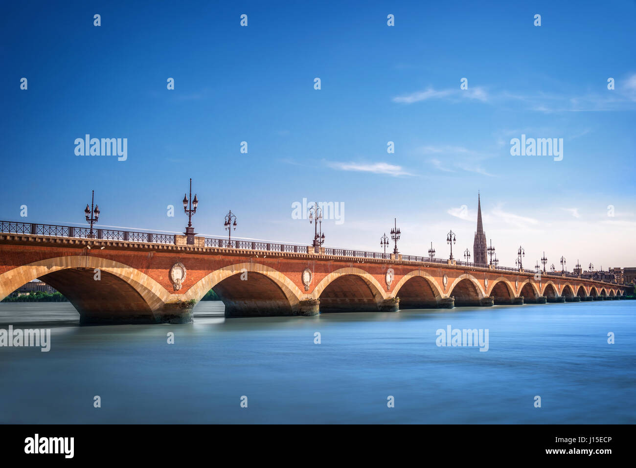 Pont de Pierre ponte con St Michel cattedrale, Bordeaux, Francia Foto Stock
