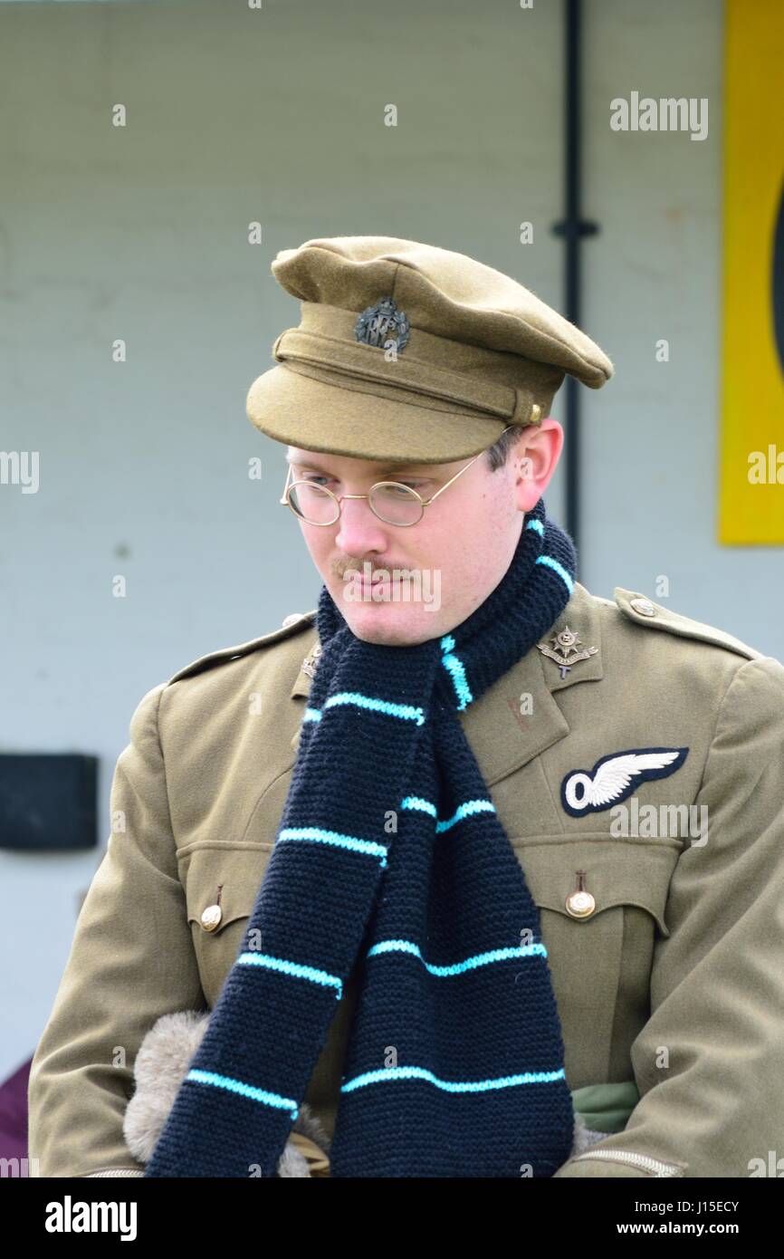Stowe Maries Airfield England, Regno Unito - 14 maggio 2014 :ritratto dell uomo nella I guerra mondiale uniforme della Royal Air Force compresa sciarpa Foto Stock