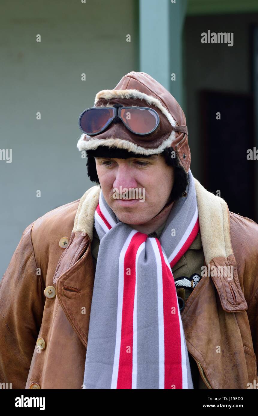 Stowe Maries Airfield Essex, Regno Unito - 14 Maggio 2014 : ritratto dell uomo nella Prima Guerra Mondiale piloti hat e sciarpa della Royal Air Force Foto Stock