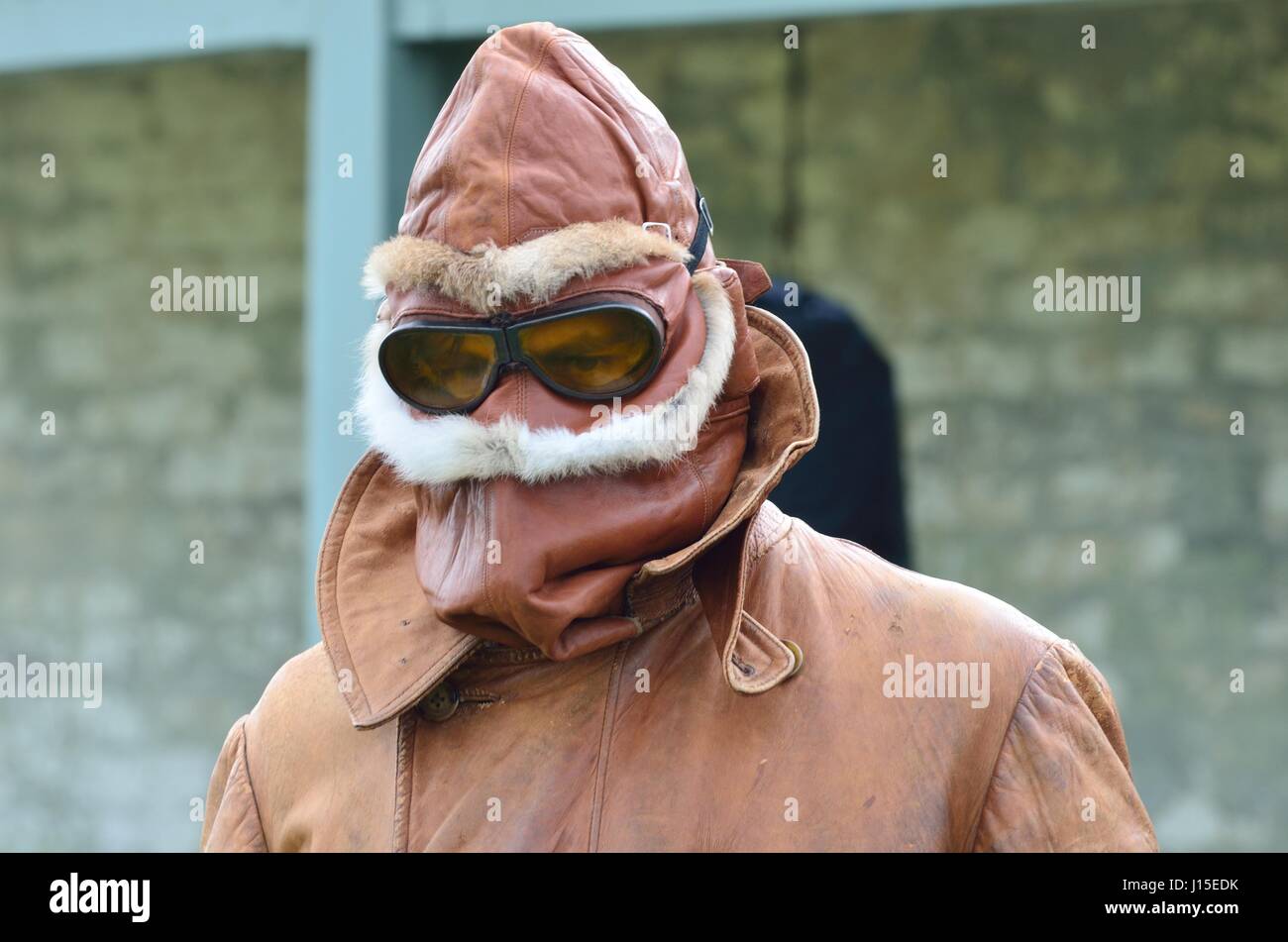 Stowe Maries Airfield Essex, Regno Unito - 14 Maggio 2014 : la seconda guerra mondiale un pilota avvolto nel casco in pieno viso e Cappotto di pelle utilizzata dai piloti a ke Foto Stock