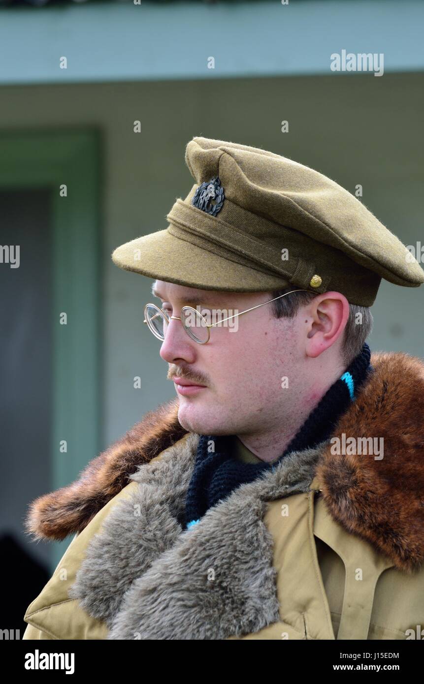 Stowe Maries Airfield Essex, Regno Unito - 14 Maggio 2014 : Ritratto di uomo con moustasche in ufficiali di pilota di guerra mondiale una uniforme Foto Stock