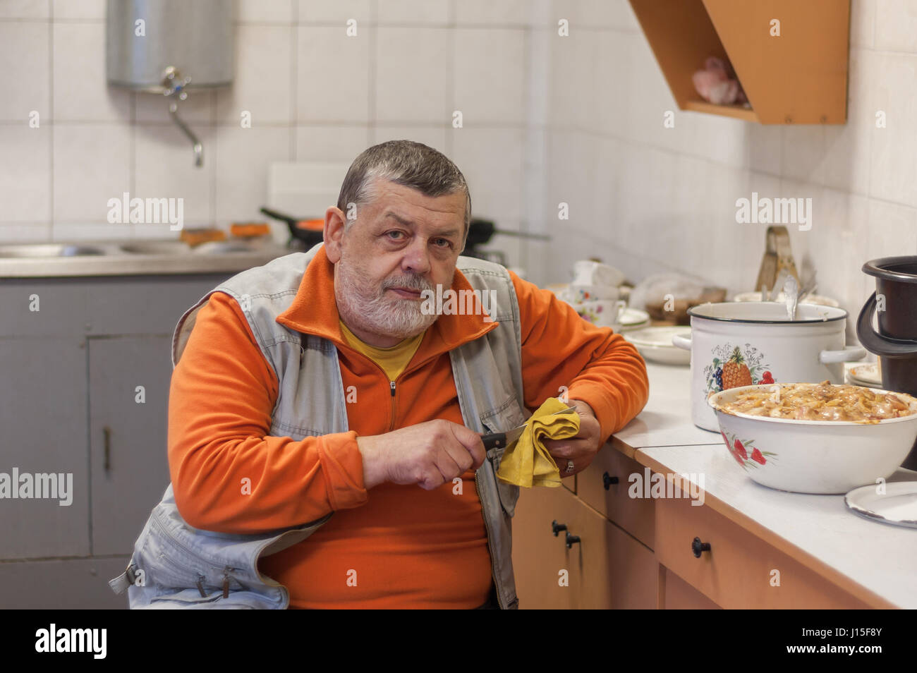 Ritratto di barbuto senior uomo al lavoro in cucina Foto Stock