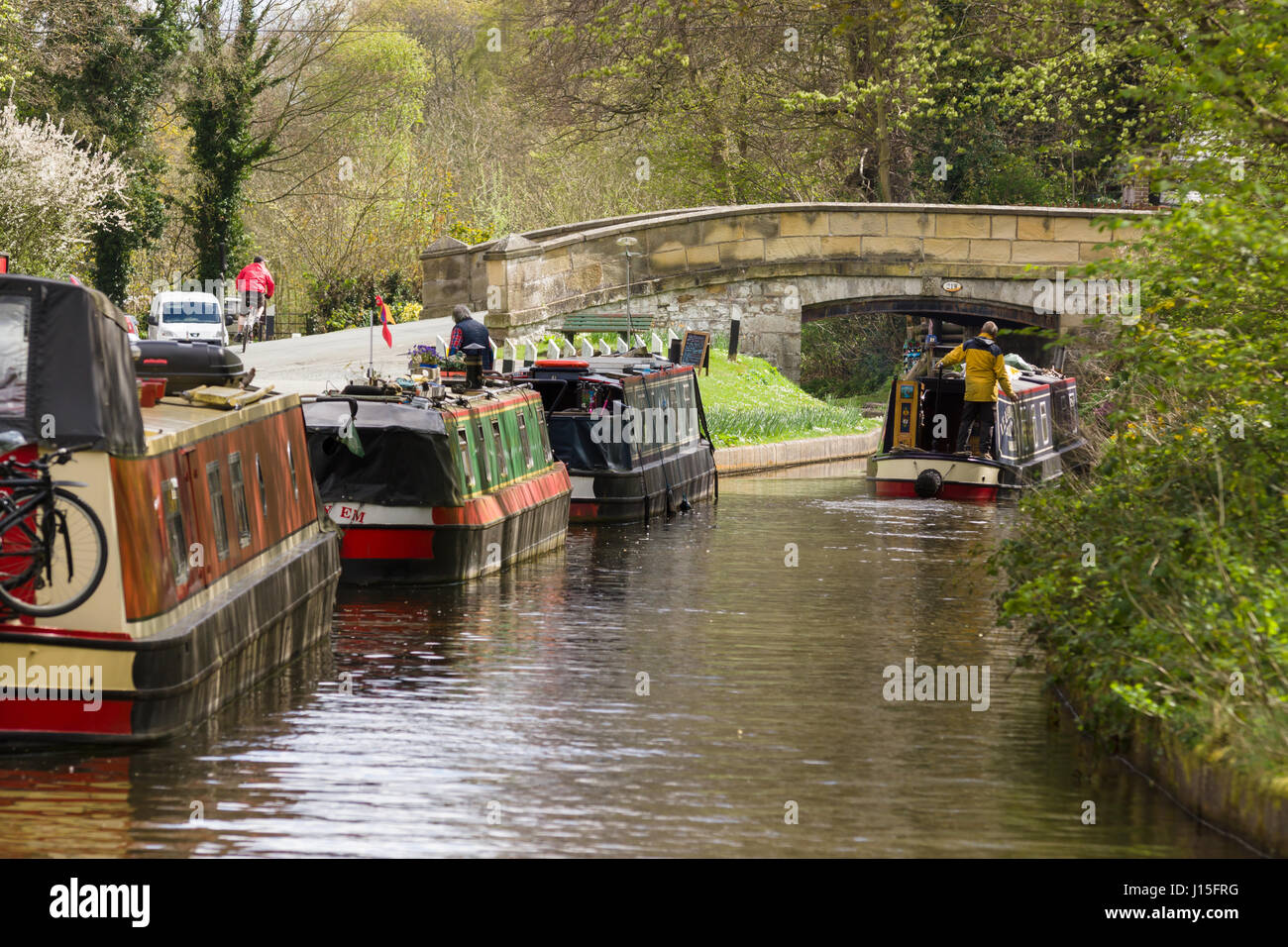 I camminatori e narrowboats sul ramo di Llangollen del Shropshire Union canal nelle vicinanze Chirk un popolare rifugio per le vacanze per famiglie e turisti di godere Foto Stock
