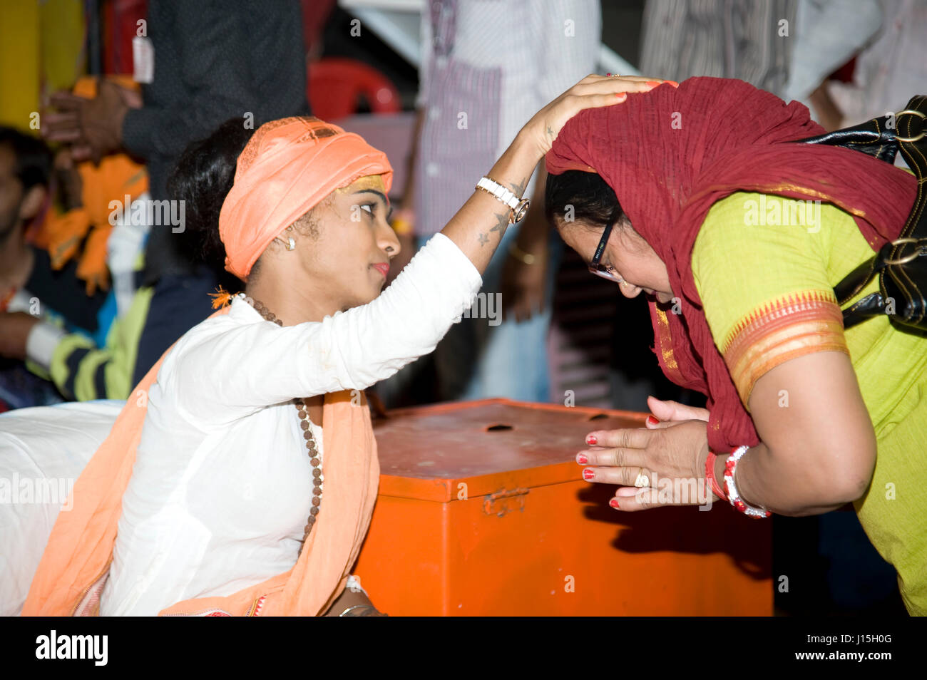 Donna di benedizione transgender devotee, Kumbh Mela, Madhya Pradesh, India Foto Stock