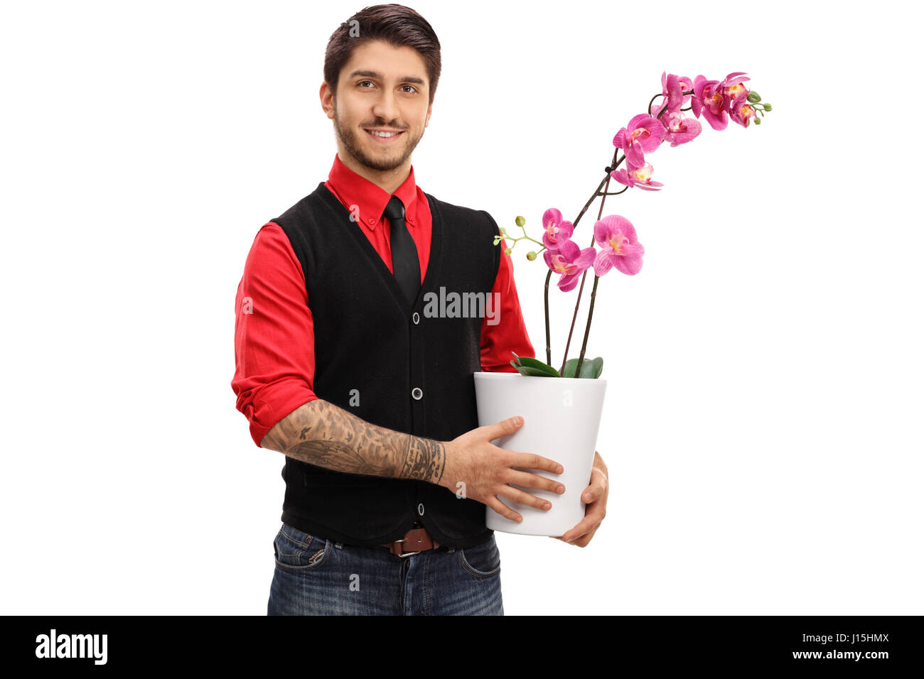 Tatuato guy tenendo un fiore di orchidea in un vaso isolato su sfondo bianco Foto Stock