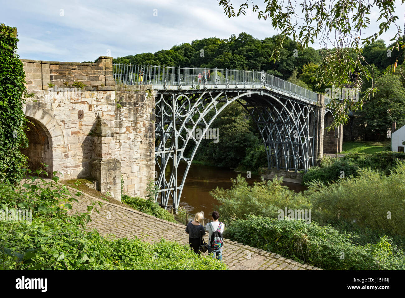 Il ponte di ferro sul fiume Severn, aperto 1781, Ironbridge Gorge, Shropshire, Inghilterra, Regno Unito. Foto Stock