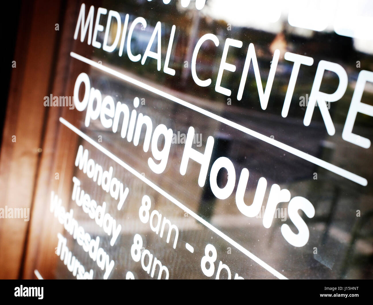 Orario di apertura la segnaletica del nuovo grande centro di salute in Suffolk Foto Stock