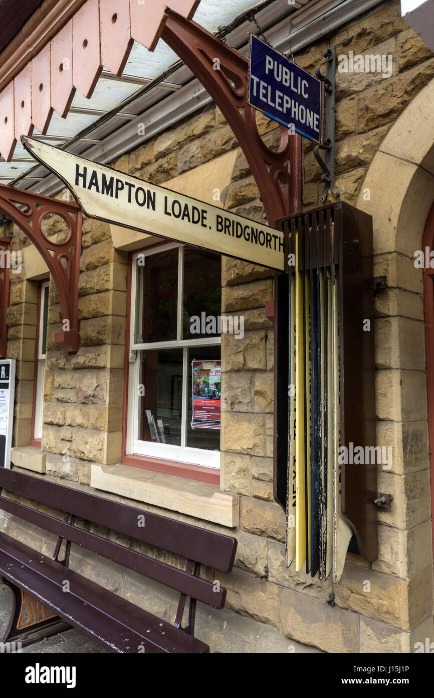 Vintage schede di destinazione a Highley stazione ferroviaria in Severn Valley Railway, Highley, Shropshire, Inghilterra, Regno Unito. Foto Stock