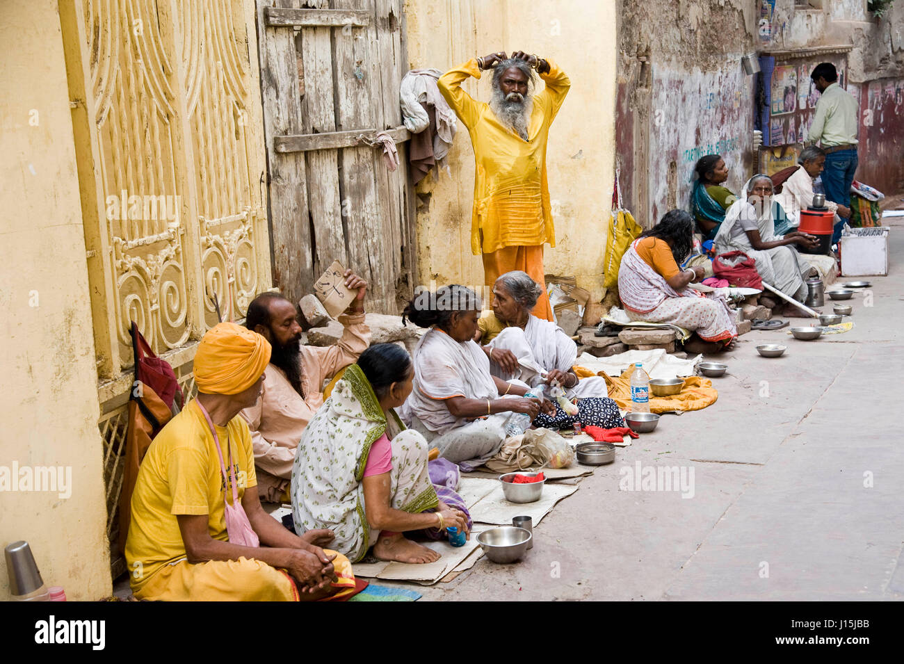 Mendicanti seduti sulla strada, vrindavan, Uttar Pradesh, India, Asia Foto Stock