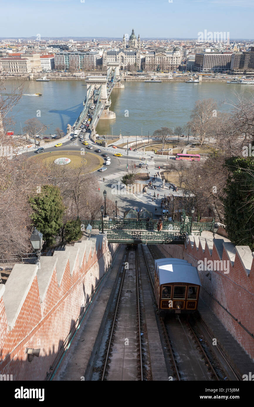 Il Castello di Buda funicolare, Clark Ádám tér, la catena di Széchenyi ponte sul Danubio, e Pest sulla riva opposta, Budapest, Ungheria Foto Stock