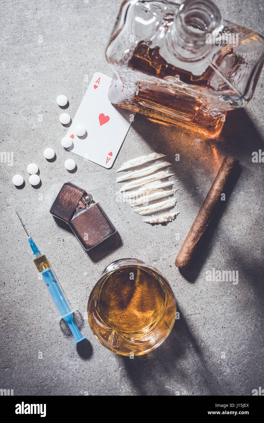 Tettuccio di colpo di droghe e alcol sulla pietra grigia sullo sfondo Foto Stock