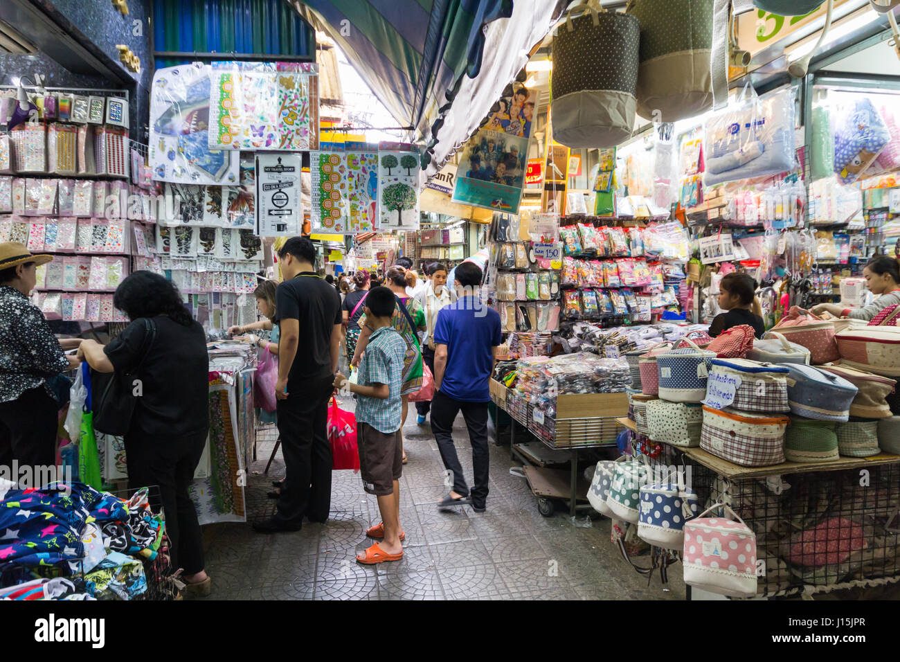 I negozi e i clienti nella trafficata Sampeng Lane, Chinatown, Bangkok, Thailandia Foto Stock