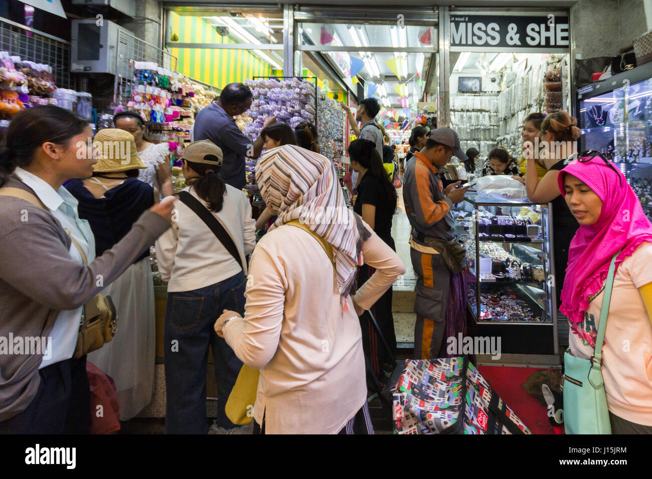 Gli amanti dello shopping su Sampeng Lane, Chinatown, Bangkok, Thailandia Foto Stock