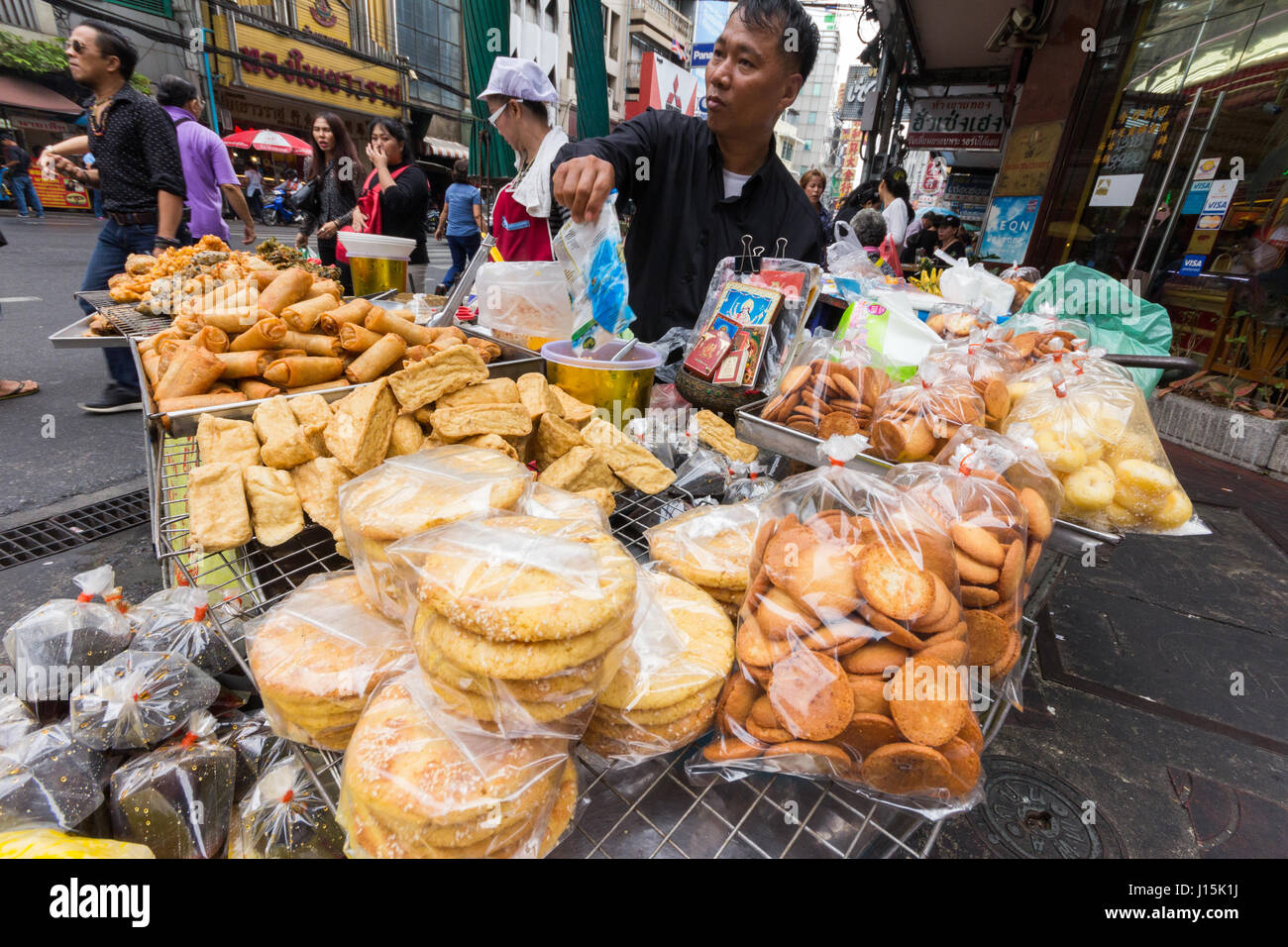 Cucina di strada fornitore su un angolo di strada Yaowarat, Chinatown, Bangkok, Thailandia Foto Stock