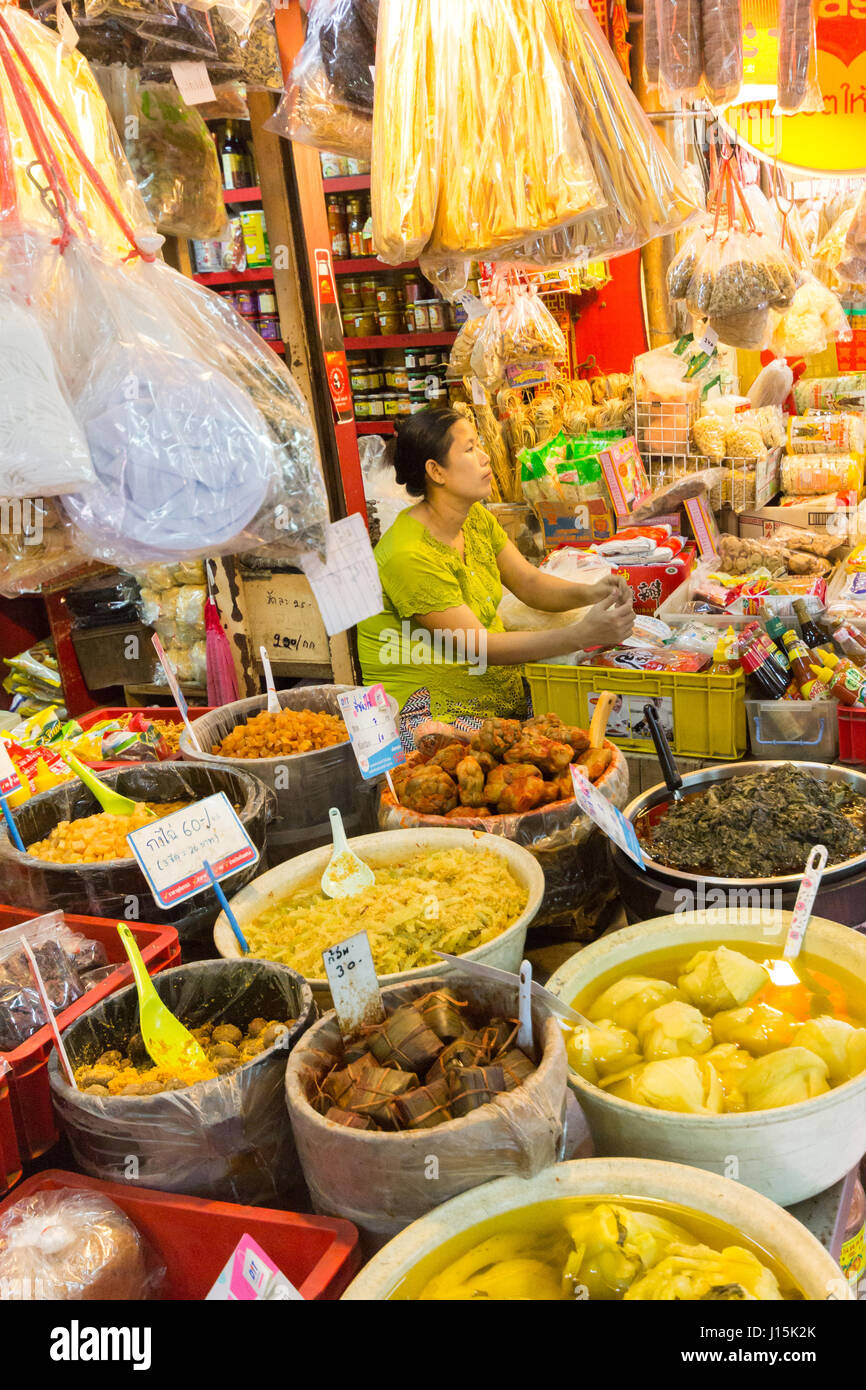 Pressione di stallo di cibo in vicolo Yaowarat off road, Chinatown, Bangkok Foto Stock