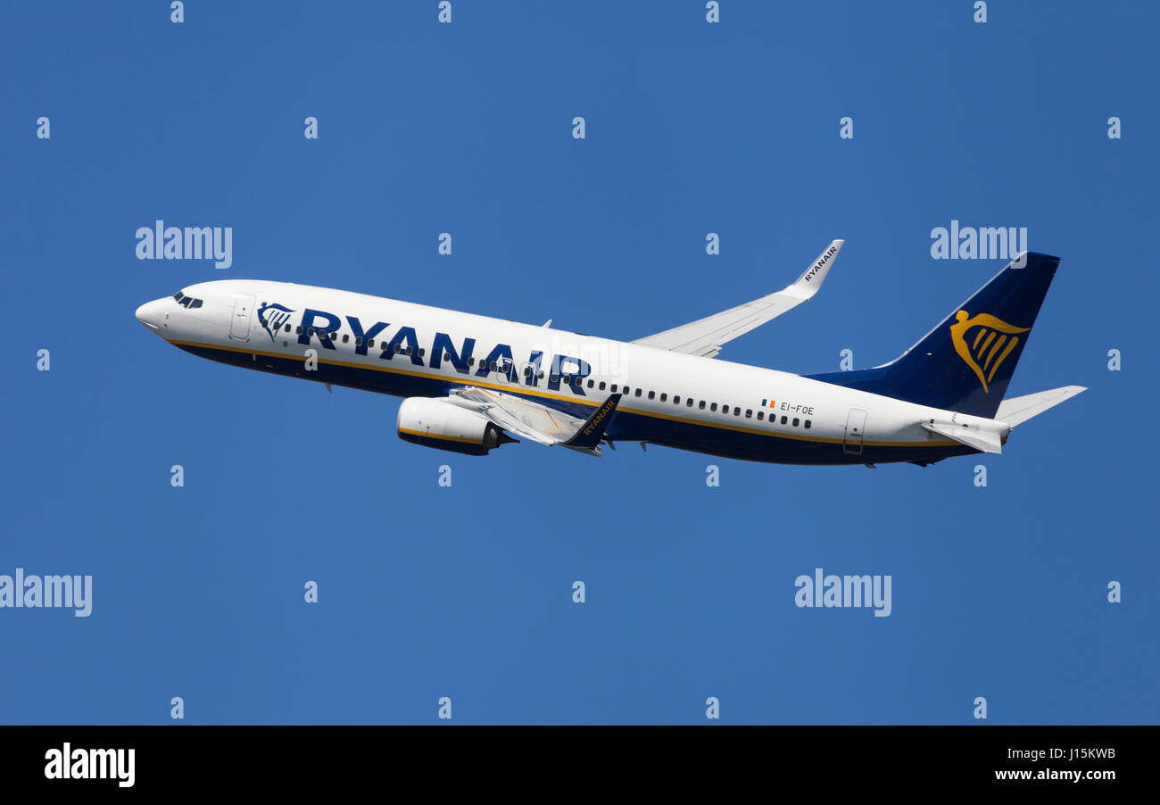 Ryanair Boeing 737-800 banking a sinistra dopo il decollo dall'Aeroporto El Prat di Barcellona, Spagna. Foto Stock