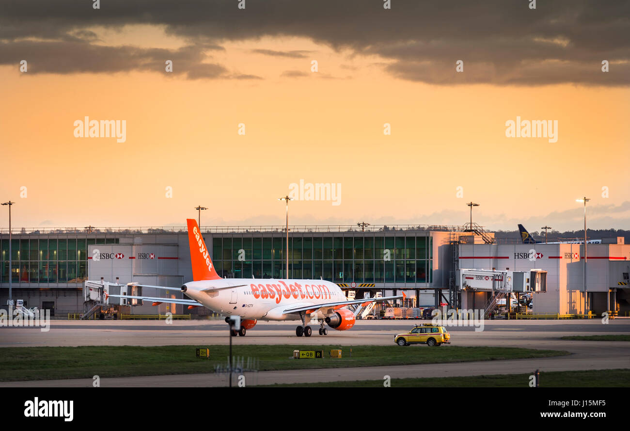 Piano di Easyjet in attesa sul piazzale dell'aeroporto di Gatwick, vicino Londra, Regno Unito. Foto Stock