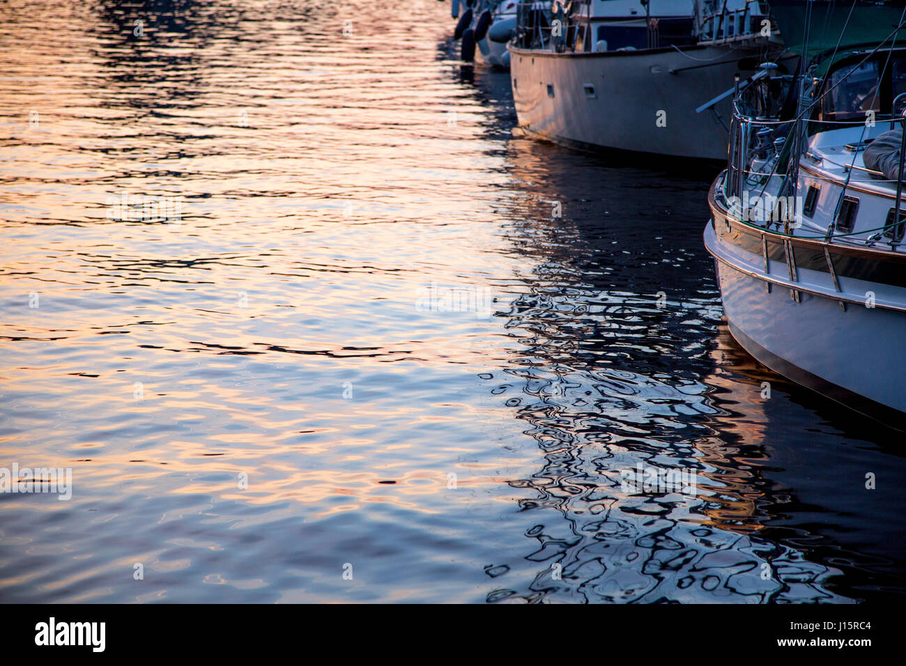 Acqua calma riflette la luce del tramonto al grande ponte, Virginia lungo la ICW Intracoastal Waterway Foto Stock