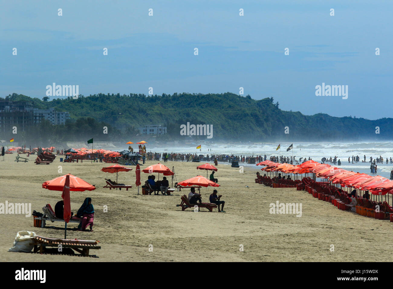 Vista della Cox Bazar spiaggia del mare, la più lunga spiaggia del mare nel mondo. Cox's Bazar, Bangladesh. Foto Stock