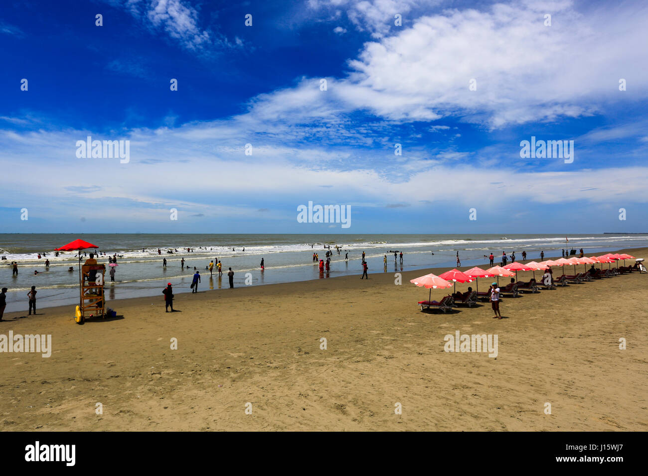 Vista della Cox Bazar spiaggia del mare, la più lunga spiaggia del mare nel mondo. Cox's Bazar, Bangladesh. Foto Stock