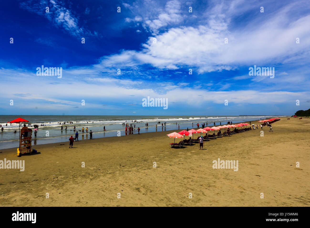 Vista della Cox Bazar spiaggia del mare, la più lunga spiaggia del mare nel mondo. Cox's Bazar, Bangladesh. Foto Stock