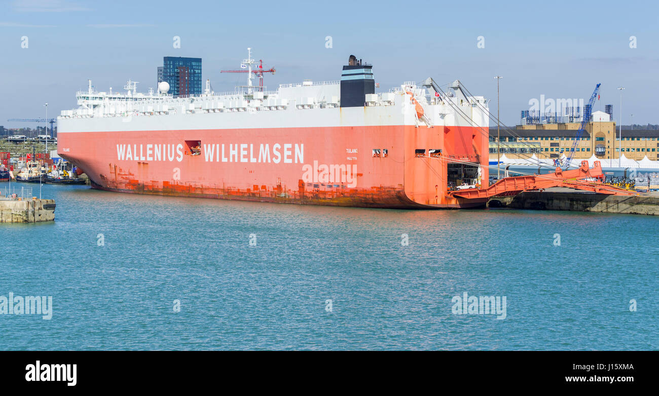 Tulane veicolo nave ormeggiata in porto con la porta posteriore aperta sul Solent nel Porto di Southampton, Hampshire, Inghilterra, Regno Unito. Foto Stock