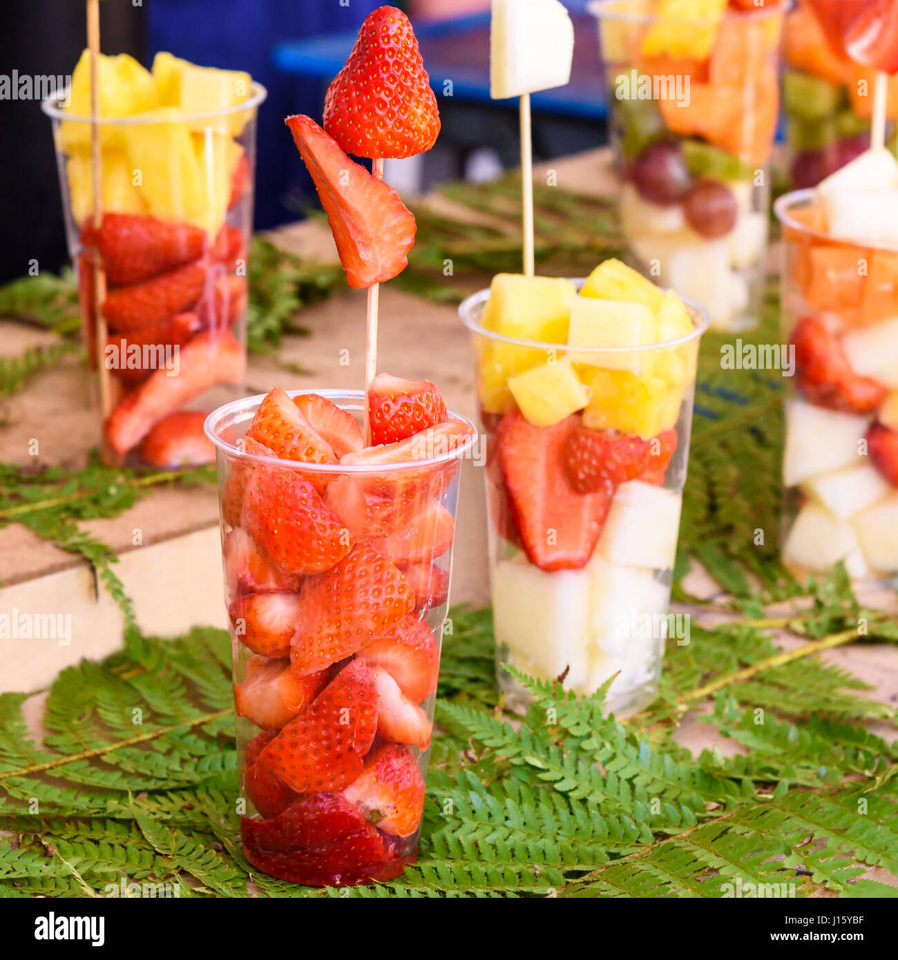 Insalata di frutta in bicchieri di plastica Foto Stock