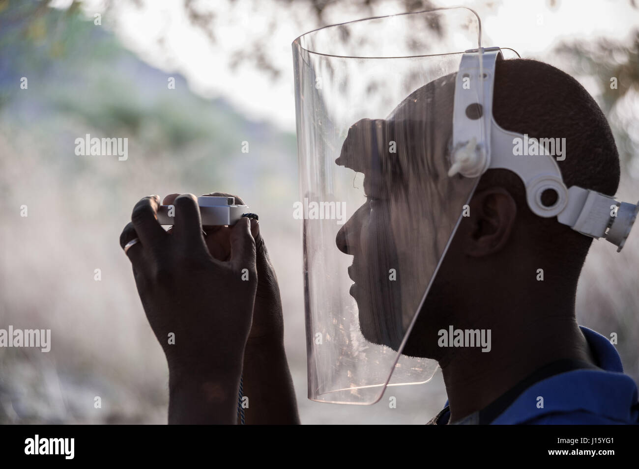 Un alone di fiducia topografico deminer una miniera campo di Cahora Bassa, Mozambico. Il paese è stato dichiarato libero dalle mine nel 2015 Foto Stock