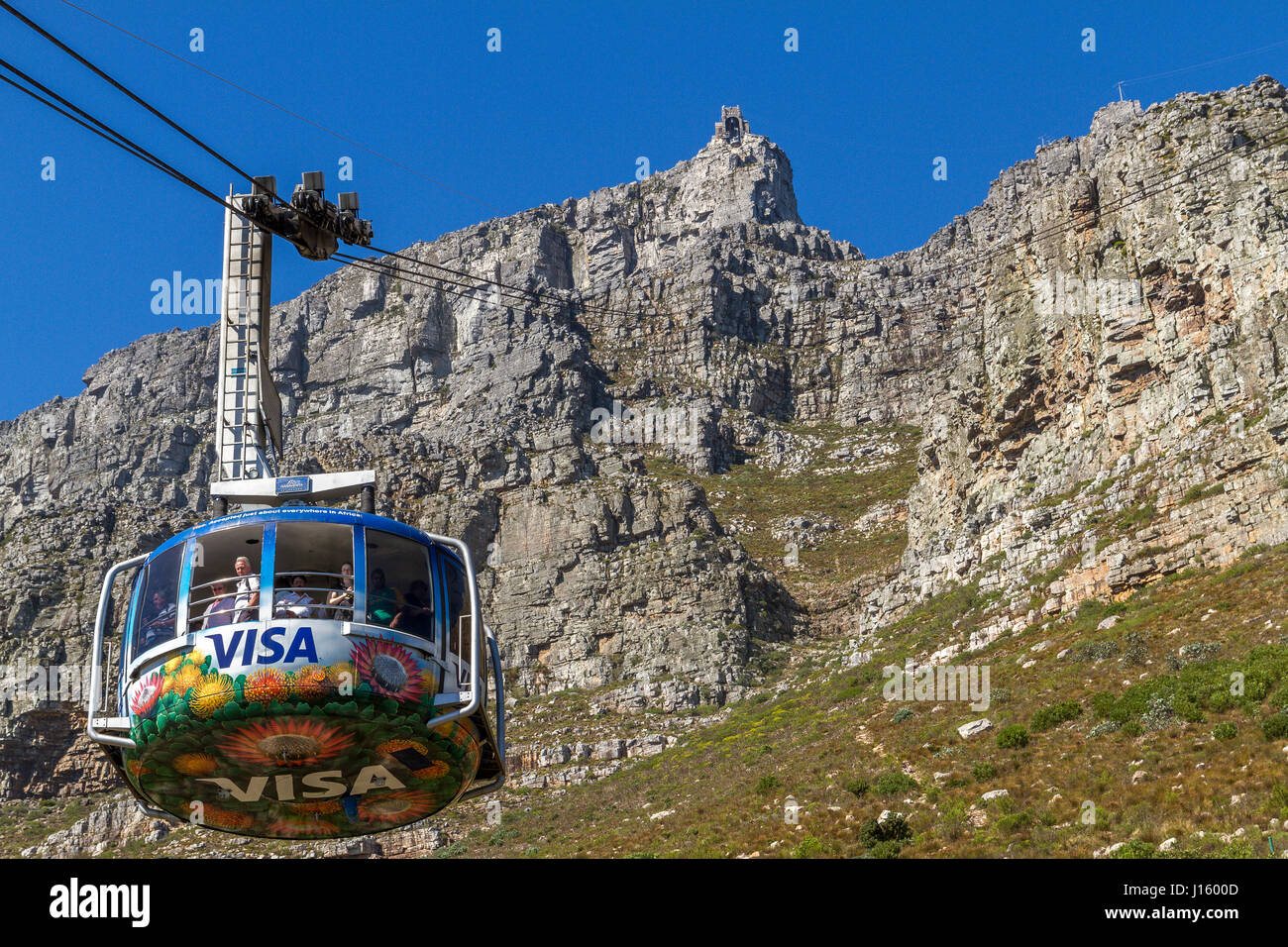 Table Mountain Funivia funivia scende dalla sommità del monte Table, un prominente punto di riferimento che si affaccia sulla città di Cape Town, Sud Africa Foto Stock