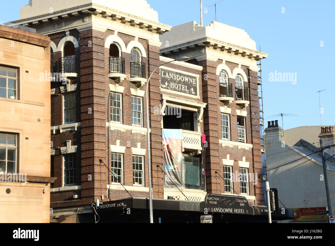 Il Lansdowne Hotel all'angolo di Broadway e di strada della città di Sydney, Australia. Foto Stock