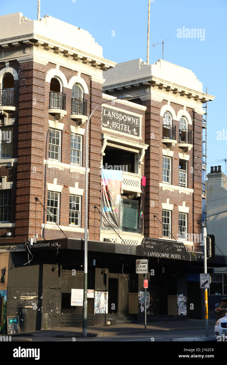 Il Lansdowne Hotel all'angolo di Broadway e di strada della città di Sydney, Australia. Foto Stock