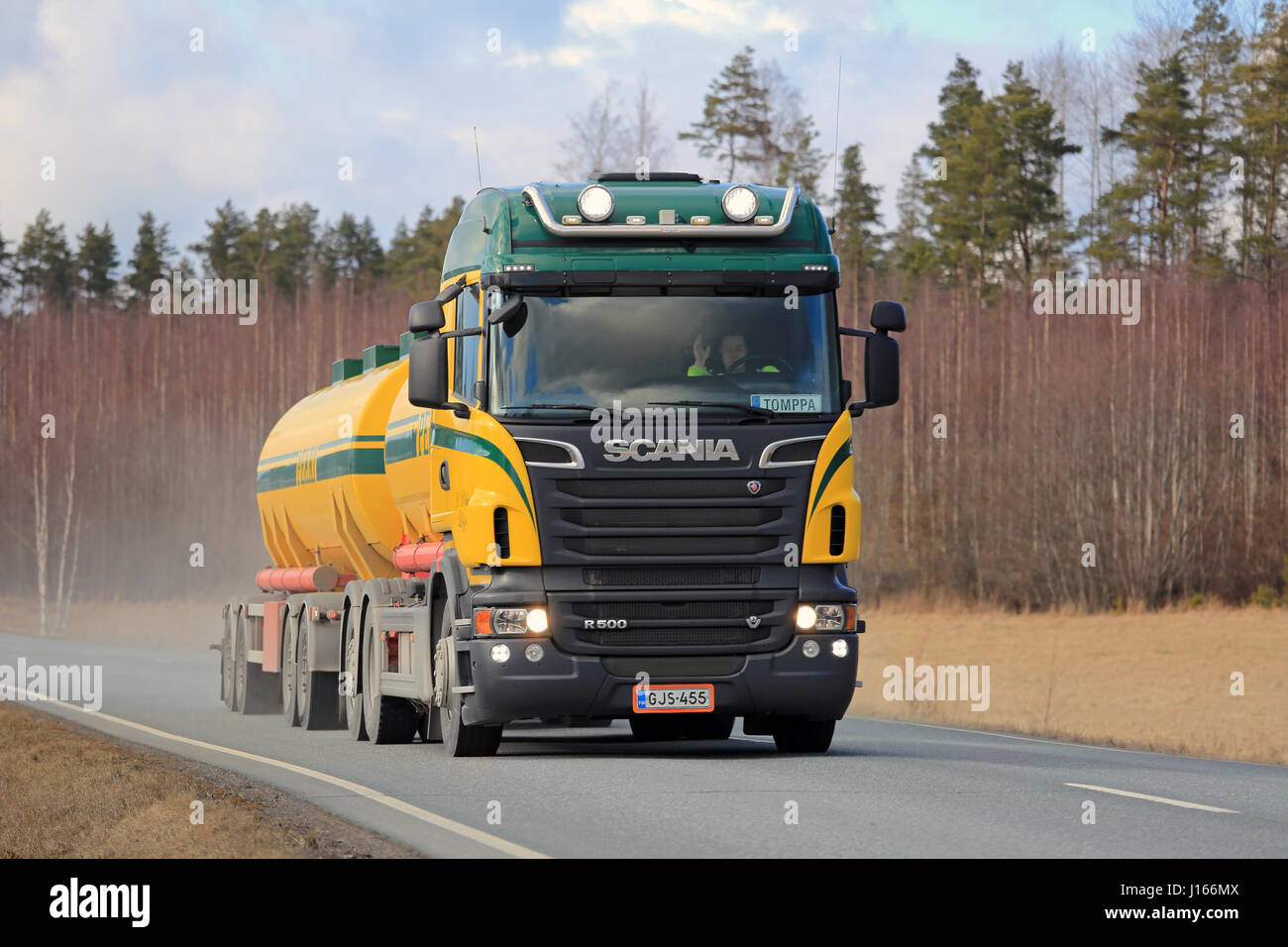 SALO, Finlandia - Aprile 1, 2016: Colorful Scania R500 serbatoio di autotrasporti del carrello lungo la strada rurale. Il driver fa lampeggiare la spia fari abbaglianti brevemente. Foto Stock