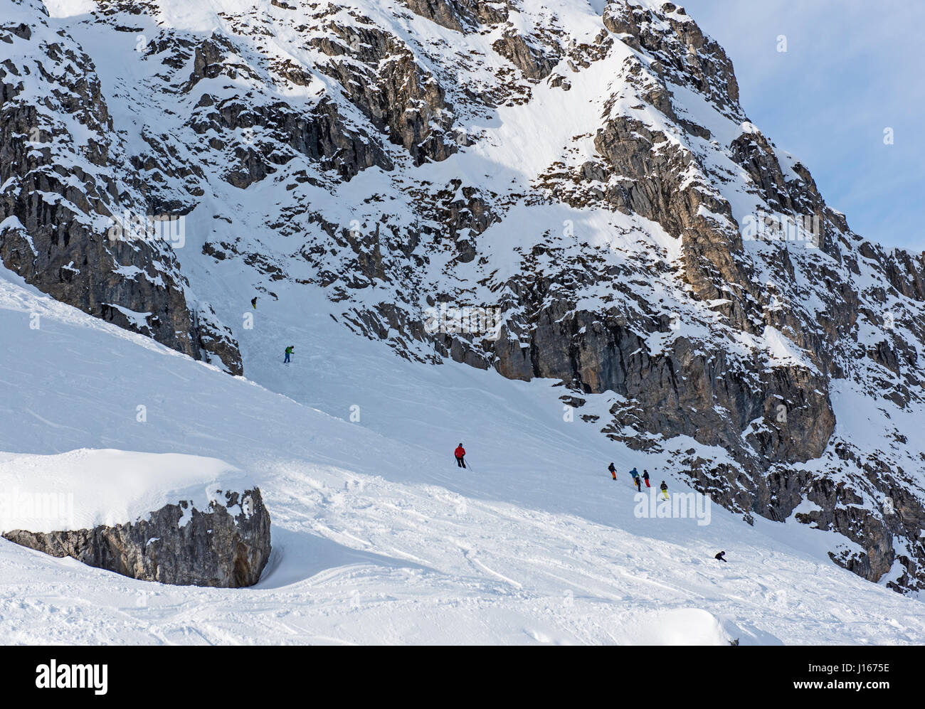 Gli sciatori su un fuori pista pista da sci in inverno catena montuosa alpina resort Foto Stock