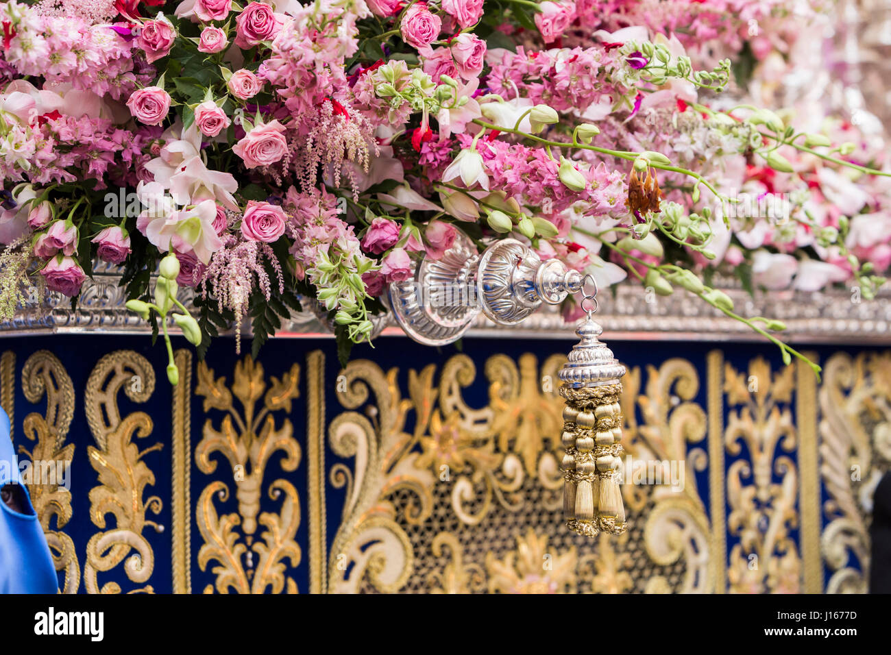 Dettaglio di ornamenti floreali su un trono della settimana santa, Linares in Andalusia Foto Stock