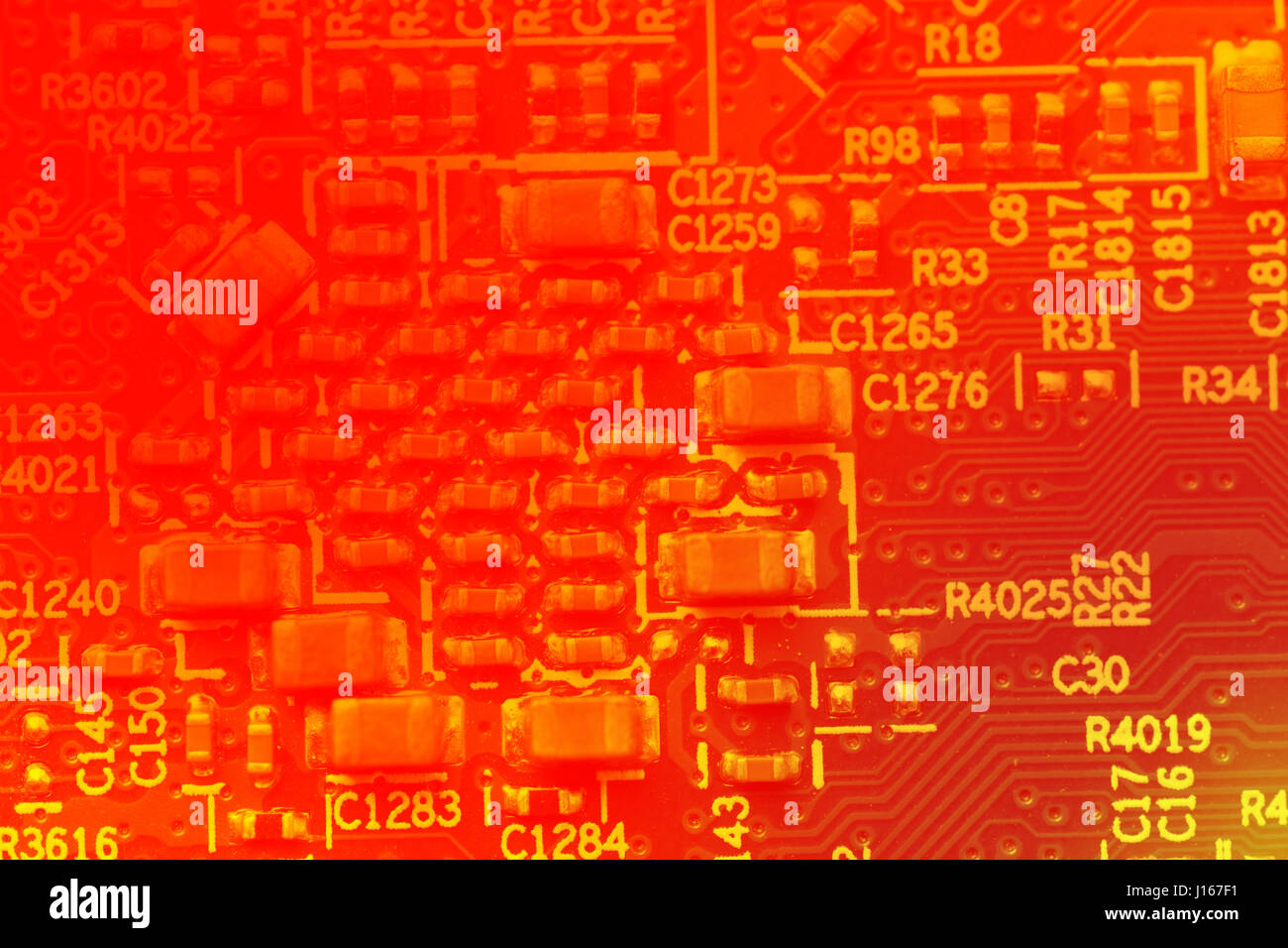 Abstract circuiti elettrici concetto per circuito stampato in rosso i colori. Bitcoin digitale Foto Stock
