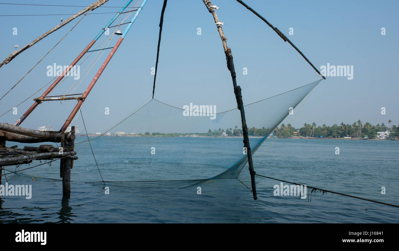 India, stato del Kerala, la città portuale di Cochin. Cinese tradizionale reti da pesca (aka Cheena vala). Foto Stock