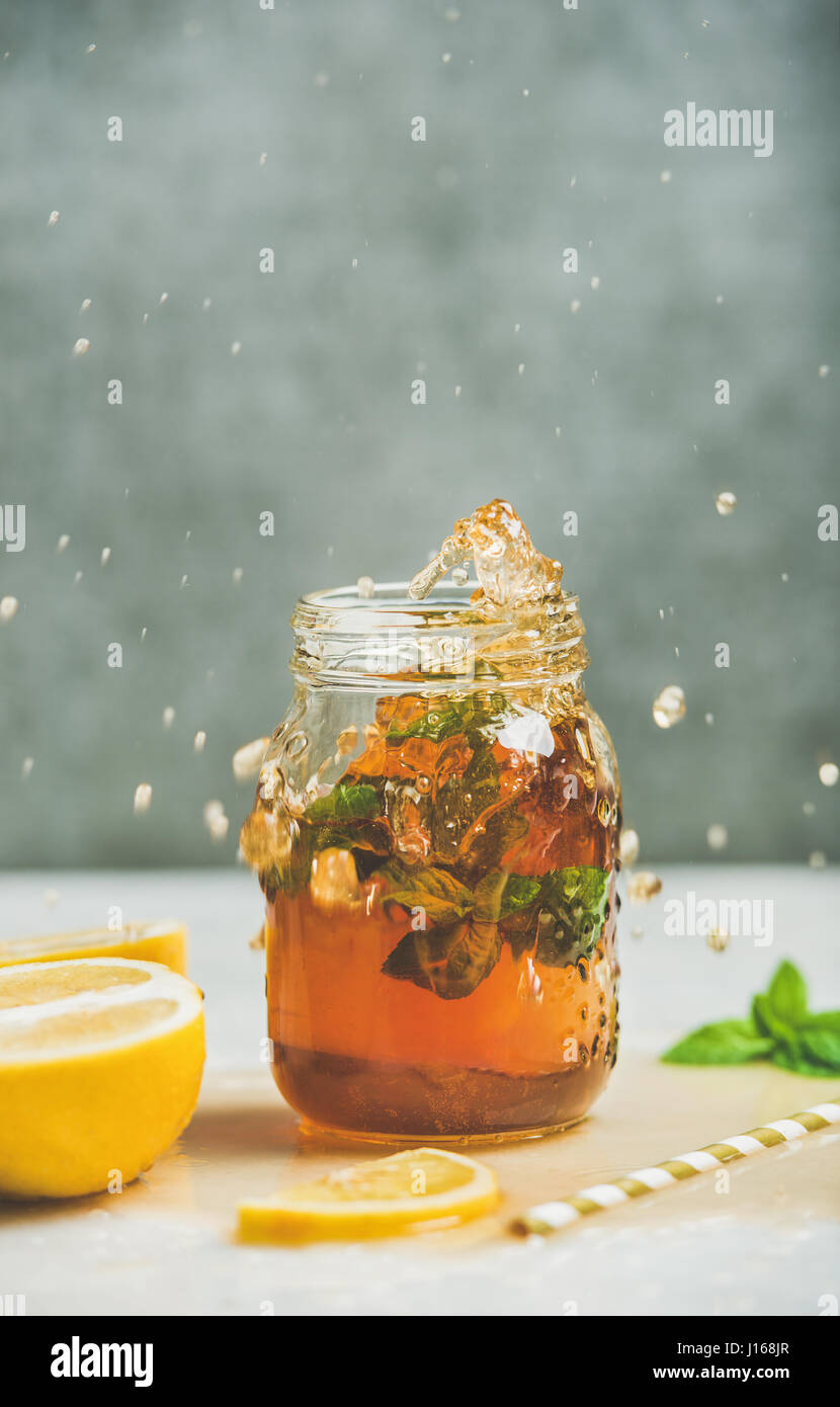 Estate freddo tè freddo al limone con erbe aromatiche Foto Stock
