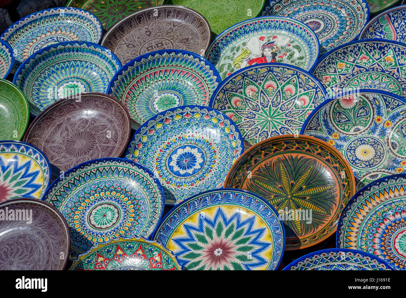 Uzbek piastre in ceramica con schemi tradizionali in vendita presso il bazar Foto Stock