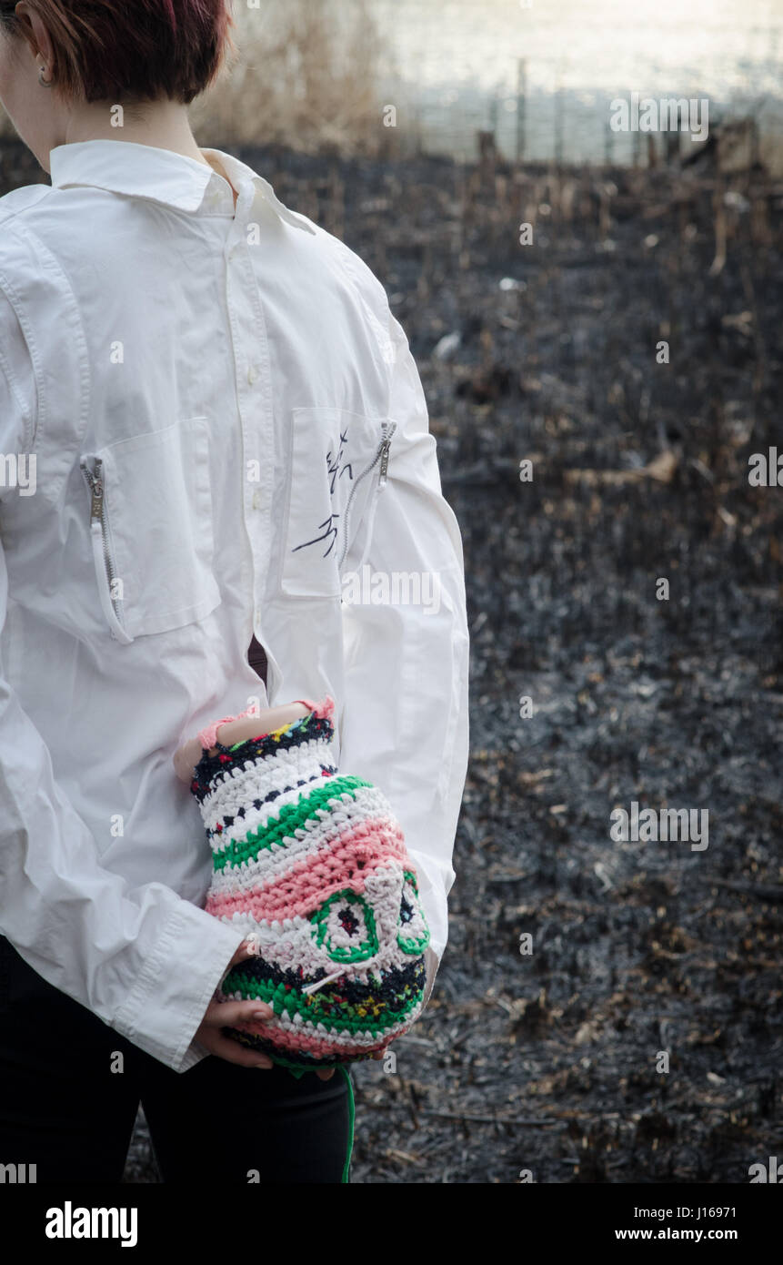 Terra bruciata, camicia bianca e colorata capovolto testa Foto stock - Alamy