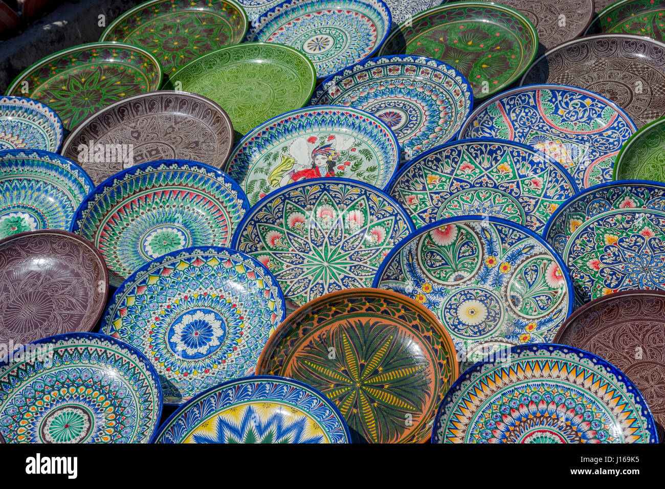 Uzbek piastre in ceramica con schemi tradizionali in vendita presso il bazar Foto Stock