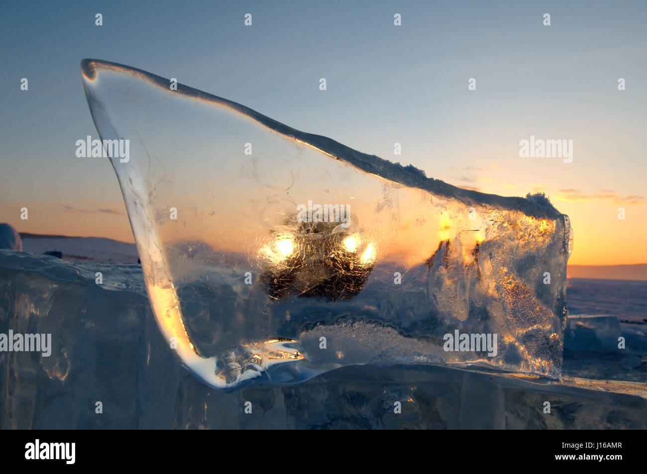 Lago Baikal, RUSSIA: una jeep esplora la superficie ghiacciata del lago. La molla può essere su di noi nel Regno Unito ma un pensiero di ricambio per l'Oriente che le immagini mostrano ancora il congelamento a temperature basse come meno sette gradi centigradi durante il giorno. Da esplorare pericoloso cercando le grotte di ghiaccio alla guida sulla parte superiore del mondo la più grande lago ghiacciato in volume, queste immagini mostrano come turisti russi può comunque avere un buon tempo nonostante le aspre condizioni. Fotografo Andrey Nekrasov (43) percorsa 3.000 miglia per raggiungere il Lago Baikal, che è ha uno sfalsamento di cinque volte più acqua che i grandi laghi del Nord Foto Stock