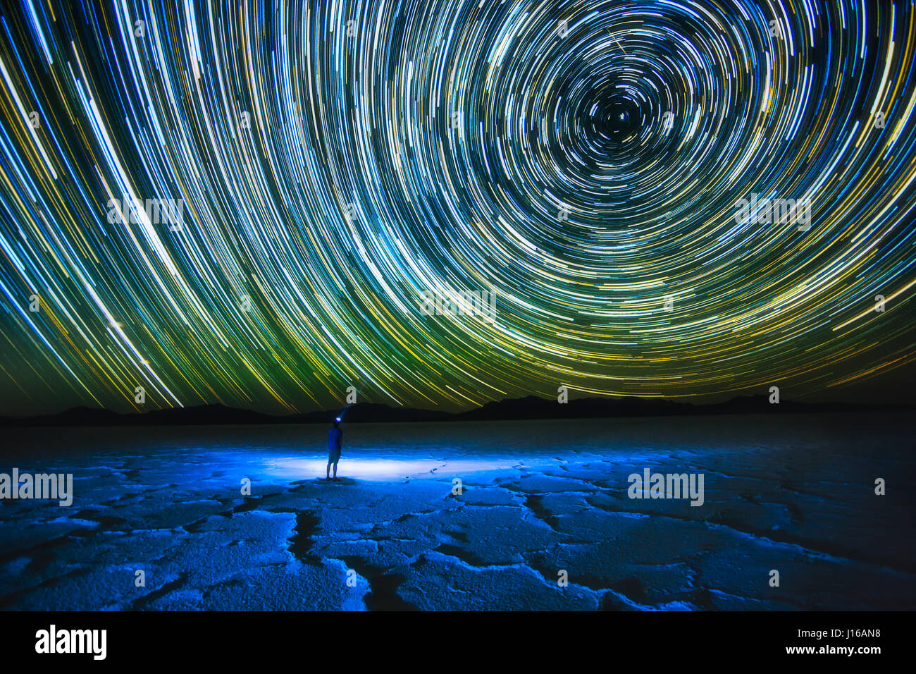 Varie località in tutto il mondo: un uomo sguardi alle stelle, sui laghi salati di Bonneville, Utah, Stati Uniti d'America. Da un incredibilmente colorata primavera calda a crogiolarsi nella gloria delle Stelle queste immagini mostrano la gente semplicemente colpiti dalle meraviglie del nostro mondo. Un fotografo ha reso la sua missione di viaggiare per il mondo per celebrare l'umanità godendo il più incredibile dei luoghi in tutto il mondo - comprese eye-popping cascate, caverne misteriose, le spettacolari luci del nord e anche del Nevada famosa Burning Man festival. Hawaii-basato Dustin Wong (31) ha spiegato come egli si avvicinò con l'idea di questo extraordi Foto Stock