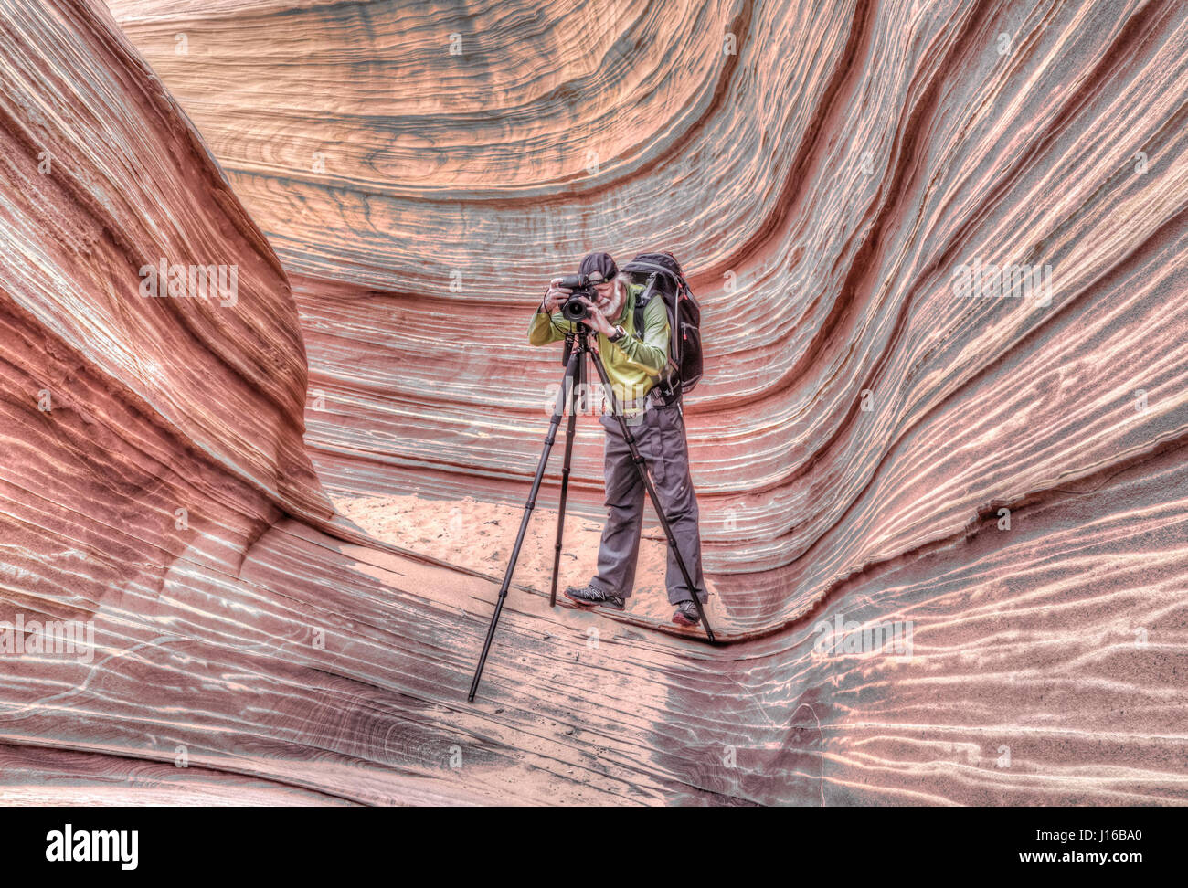 STEP-all'interno di una vera e propria vita pittura surrealista. Benvenuti al bizzarro paesaggio desertico dove lone visitatori sembrano aver chiesto in un dipinto del surrealista maestri dell'arte-mondo. Foto dal fotografo G. Brad Lewis (56) di Southern Utah mostrare bellissime pennello-come texture di un posto chiamato l'onda situato nel Paria Canyon-Vermilion scogliere selvagge. L'onda è tale per un prezioso luogo solo 20 persone-per-giorno sia concesso il permesso di visita. Foto Stock