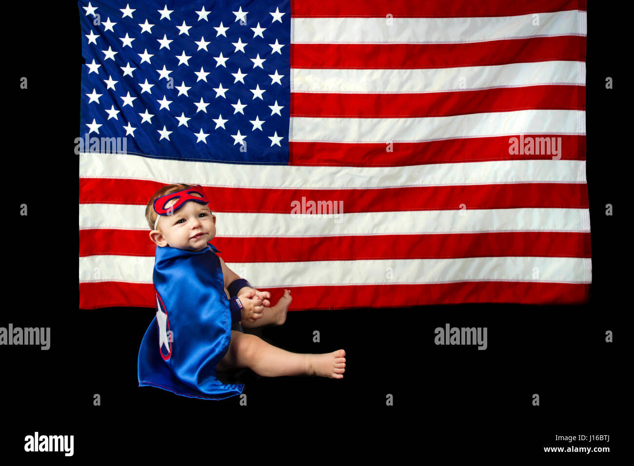 Stato di Washington, USA: Baby Captain America pone di fronte a stelle e strisce. Si tratta di un uccello? Si tratta di un piano? No, si tratta di una pinta di dimensioni di Superman. Da volare più veloce di un proiettile come Superman per web-imbracatura come il vostro quartiere amichevole Spiderman questi simpatici baby foto mostrano mini-supereroi in tutta la loro gloria. Completare con perfettamente creato mantelli, maschere e simboli di supereroi il cuore a colpi di fusione di Batman, Batgirl, Superman, Captain America e Wonder Woman in vetrina al classico da Supereroi DC e Marvel Comics nella piccola forma di neonati. Il supereroe-ventola e baby fotogr Foto Stock