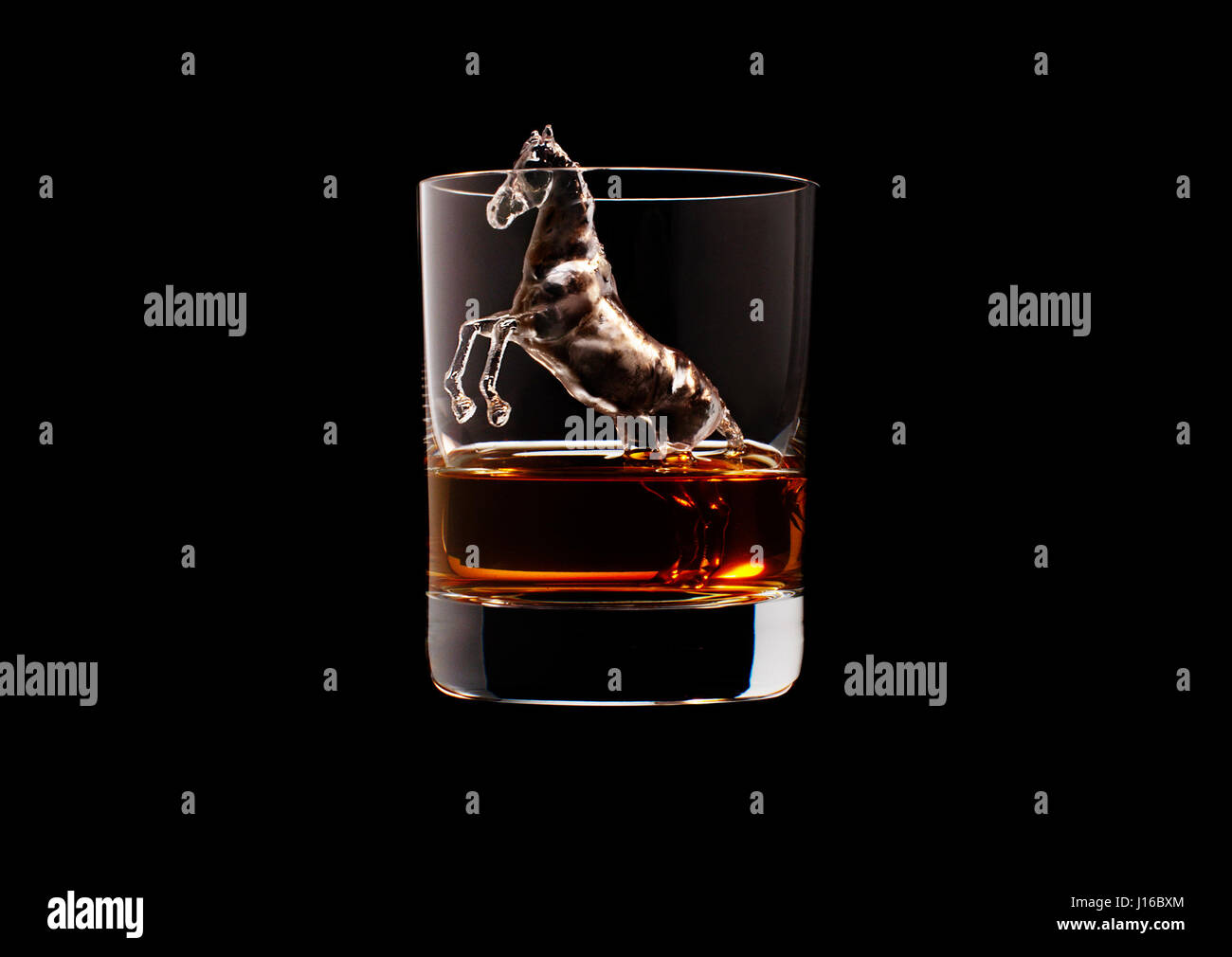 TOKYO, GIAPPONE: ICE-cubi sono state trasformate in tre pollici di altezza di opere d'arte grazie alle stampanti 3D. Eye-poppingly disegni dettagliati per mini-sculture di ghiaccio caduto nel whiskey nottolini includono un attacco di squalo, una sirena, la Statua della Libertà e una corona diamantata - ma perché le idee provengono da bevitori di whiskey, tutto va. Il mini-sculture di ghiaccio sul display sono state tutte le opere per il concorso ha presentato al premiato produttore giapponese ed il distillatore, Suntory. Suntory Executive Creative Director Kazoo Sato ha spiegato un po' circa la campagna. Foto Stock