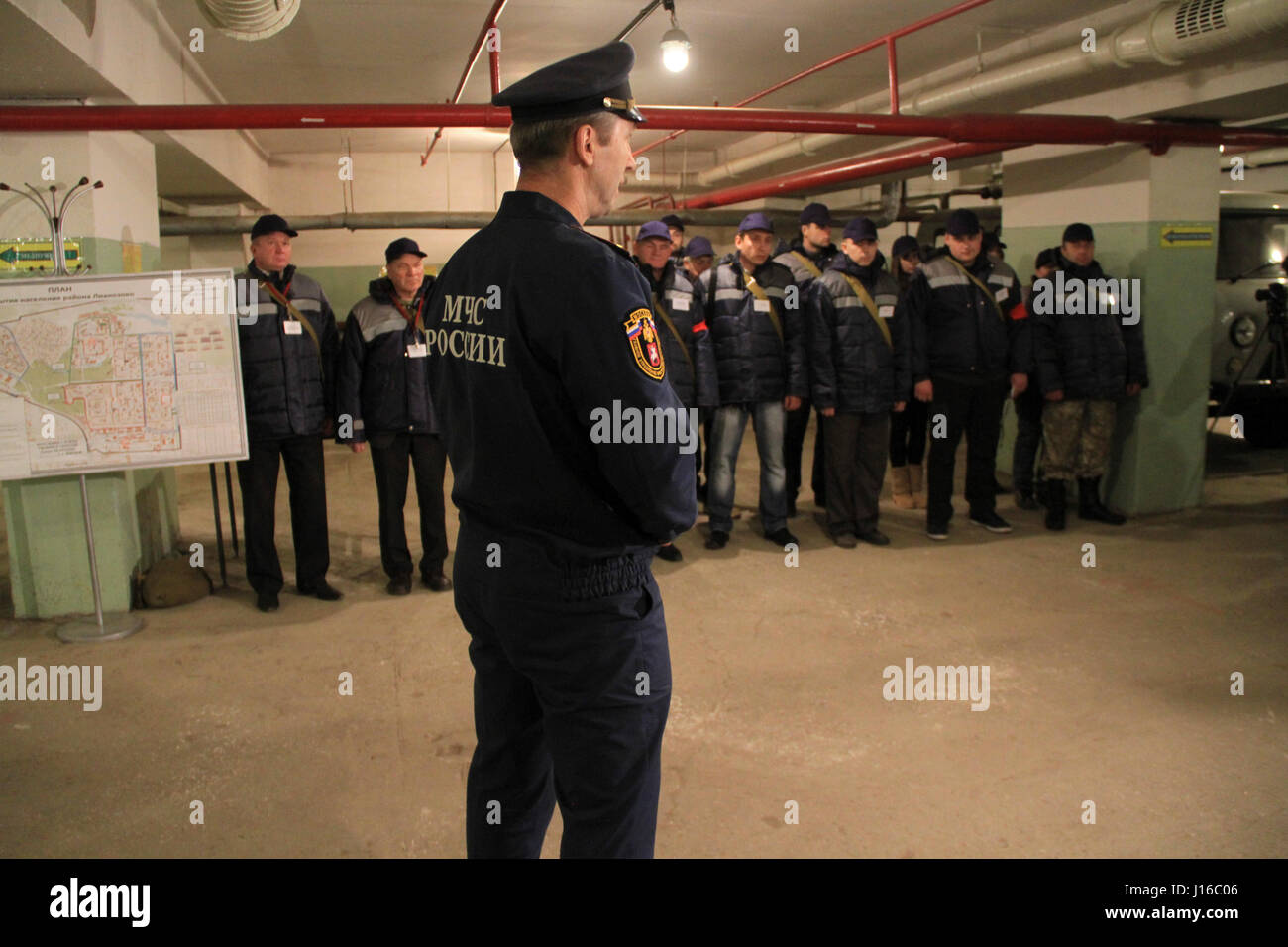 Mosca, Russia: polizia di Mosca breve i visitatori su cosa aspettarsi in caso di attacco nucleare. Vi siete mai chiesti dove russi avrebbe andare se abbiamo lasciato cadere le bombe nucleari su di loro? Grazie alle immagini fornite da una mosca lavoratore edile, noi in Occidente è ora in grado di vedere la fosca 650-piedi benvenuto sotterraneo che 2.700 cittadini russi avrebbero ricevuto se la guerra nucleare è diventata realtà. Il solo problema è il bunker di potere ed approvvigionamenti di acqua sarebbe fallito dopo appena due giorni, lasciando i rifugiati con nessuna scelta ma ad avventurarsi nella devastazione nucleare la loro città sarebbe diventato. Pur essendo lontano dal lusso m Foto Stock