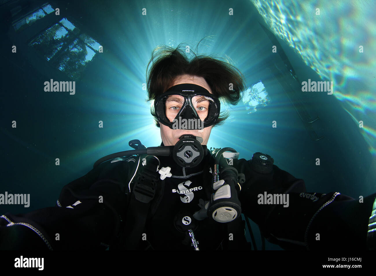 VIEKKOLA, Finlandia meridionale: Markku Petteri Viljakainen. Immergendosi nelle profondità del mare blu profondo foto mostrano come questo diving dentista è la ricerca per la ultimate selfie subacquea. In posa accanto a un squalo balena queste immagini umoristiche dimostrano che vi è mai un cattivo tempo per uno scatto veloce di te stesso con una 20-tonnellata sea-bestia. Altre foto mostrano i subacquei in alcune delle più incredibili sfondi, dalle immersioni subacquee con un squalo blu nelle Azzorre per esplorare una profonda piscina in Veikkola, Finalnd. Dentista finlandese Markku Petteri Viljakainen (37), è immerso in tutto il mondo ad acquisire e condividere la sua amazi Foto Stock