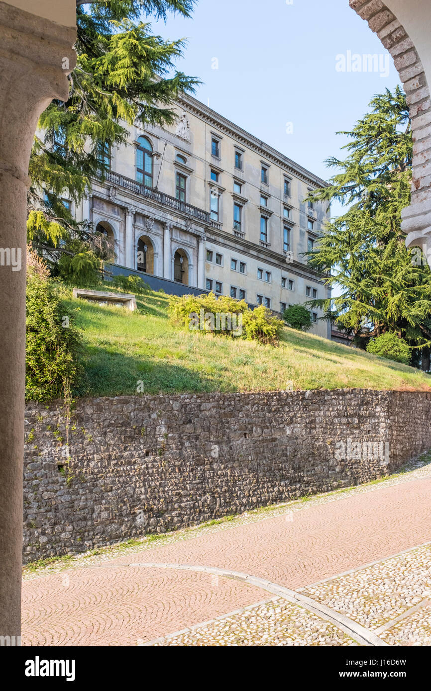 Vista attraverso un arco del Porticato Lippomano del Museo a Udine Foto Stock