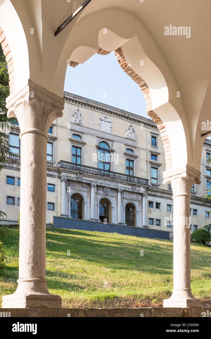Vista attraverso un arco del Porticato Lippomano del Museo a Udine Foto Stock